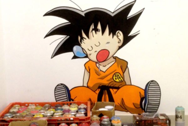 Graffiti de Goku dormido en una oficina de Madrid