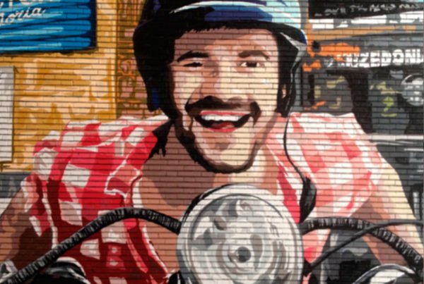 Graffiti de motorista en hotel de Madrid.