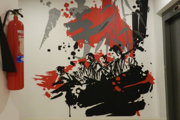Graffiti-de-los-siete-samurais Mural de Los Siete Samuráis en oficina de Madrid