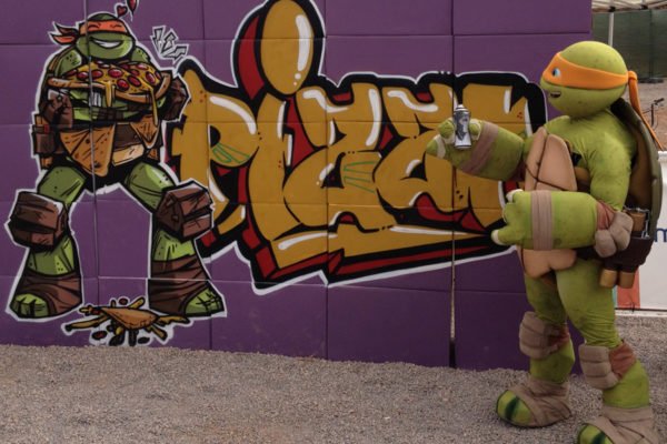 Graffiti-de-pizza-y-tortuga-ninja-en-Slime-Fest Graffiti de Tortuga Ninja y Pizza.