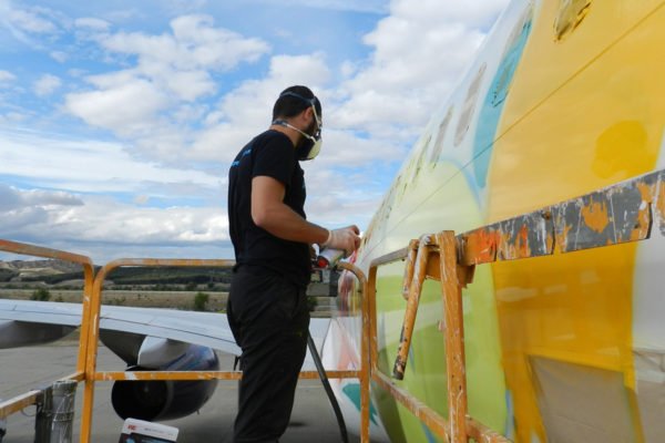 Graffiti-en-avion-6 Pintando graffiti en un avión