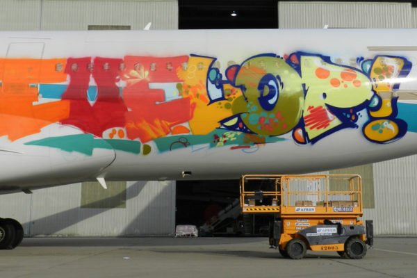 Graffiti-en-avion-9 Pintando un graffiti en avión en Madrid