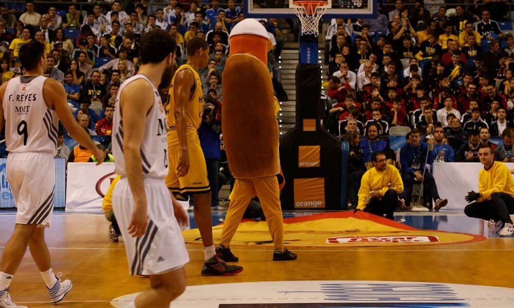 Graffiti-en-directo-en-partido-baloncesto-acb Graffiti en directo en la ACB en Málaga