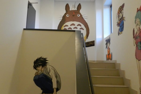 Graffiti-en-escalera-de-oficina-de-Madrid Graffiti de Death Note y Totoro en Madrid