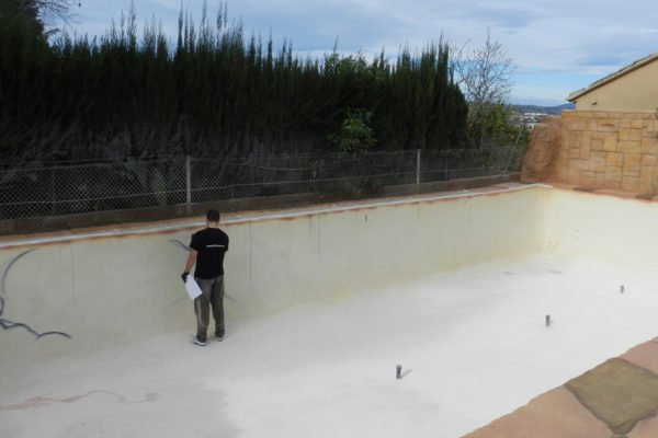 Graffiti-en-piscina-2 Pintando un graffiti en piscina