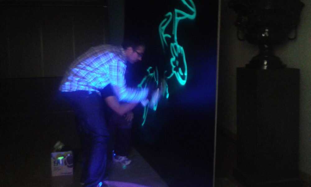 Graffiti-fluorescente-en-evento Pintando en directo un graffiti fluorescente en evento