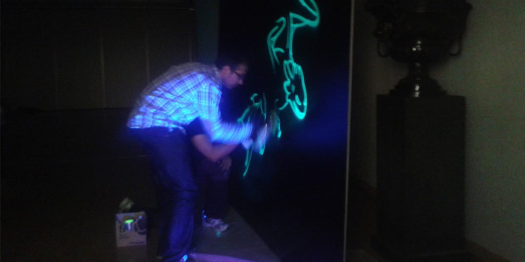 Graffiti-fluorescente-en-evento Pintando en directo un graffiti fluorescente en evento