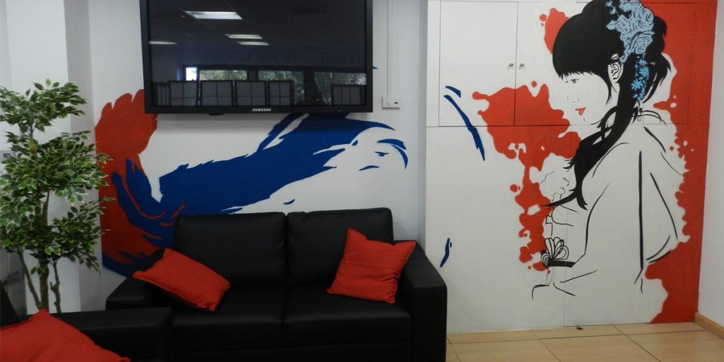 Graffiti-japonés-en-recepción-de-oficina Graffiti japonés en la recepción de oficina en Las Rozas