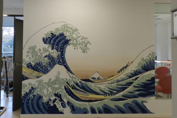 Graffiti-la-gran-ola-ukiyoe Mural de La Gran Ola de Kanazawa en oficina de Madrid