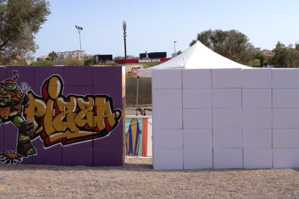 Graffiti-sobre-cajas-en-el-evento-Slime-Fest Graffitis en directo en evento.