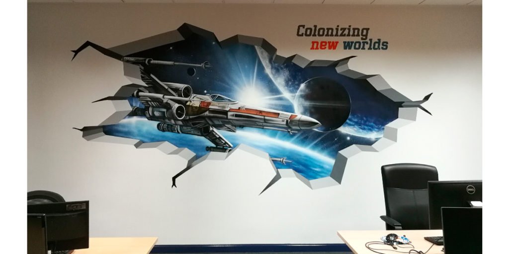 Graffiti-trampantojo-de-Star-Wars-en-oficina Graffiti de X-Wing de Star Wars en Madrid.