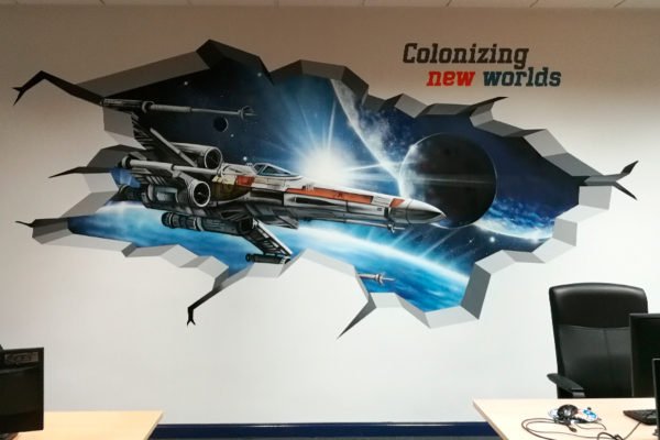Graffiti-trampantojo-de-Star-Wars-en-oficina Graffiti de X-Wing de Star Wars en Madrid.