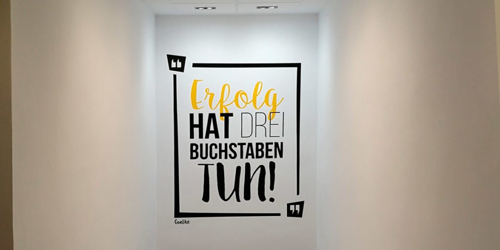 Decoración mural en academia de idiomas de Madrid