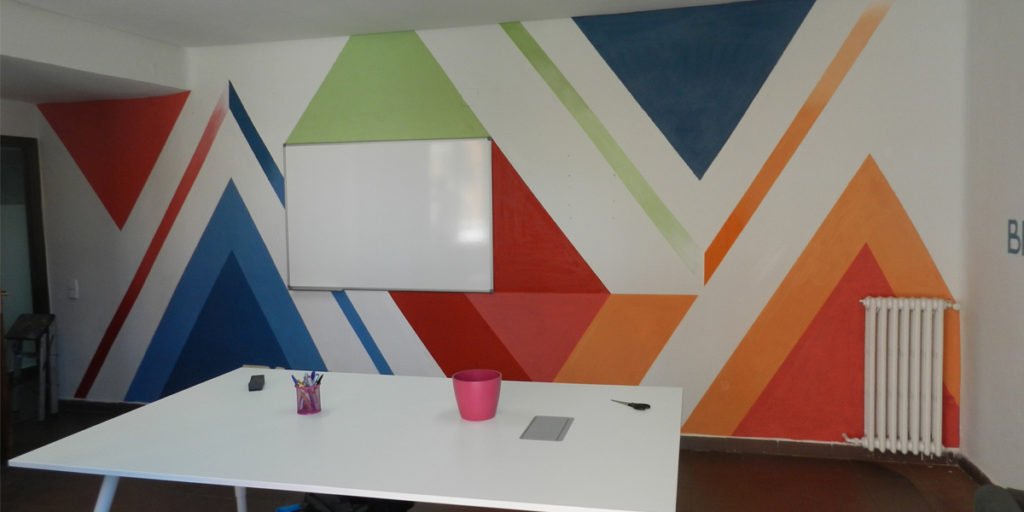 Mural-de-graffiti-geometrico-en-oficina Graffiti geométrico en oficina de Madrid