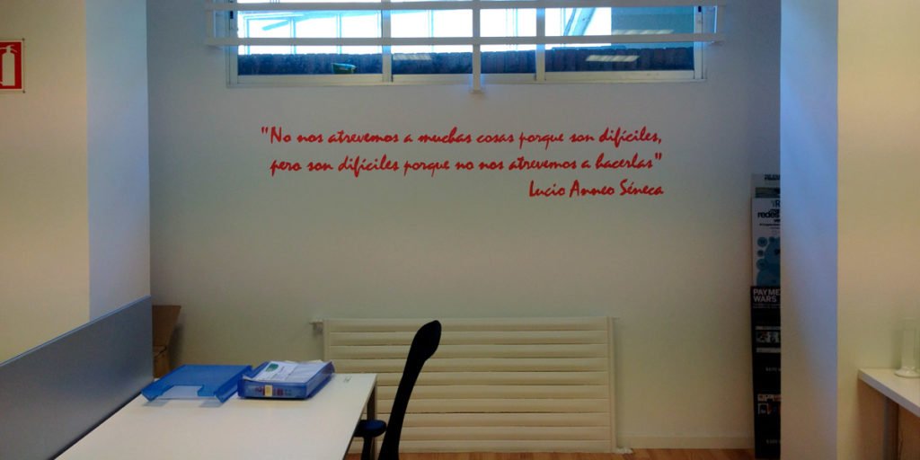 Rótulo-pintado-a-mano-en-oficina-de-Madrid Mural con frase motivadora en oficina de Madrid