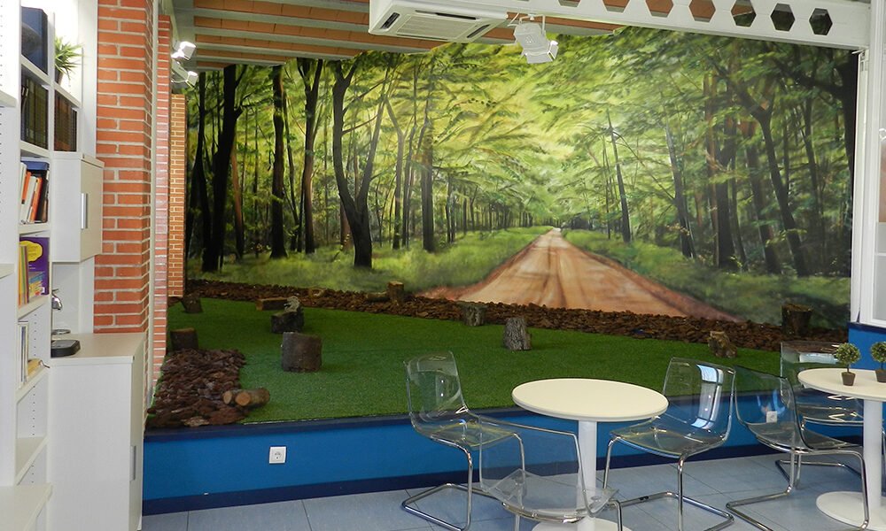 Mural trampantojo en oficina de Alcalá de Henares