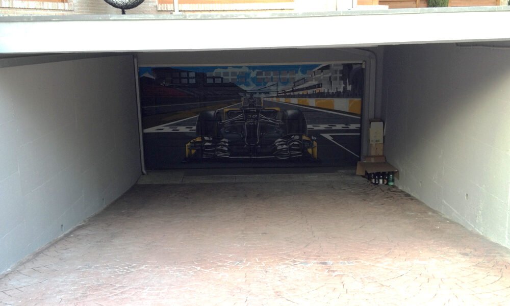 coche-formula-1-en-puerta-de-garaje Coche de Fórmula 1 en puerta de garaje