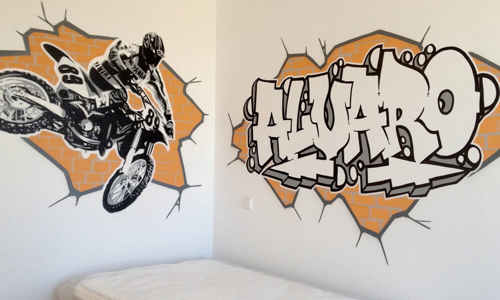 graffiti-con-el-nombre-de-alvaro-y-moto-en-habitacion Graffiti con el nombre de Álvaro y moto en habitación