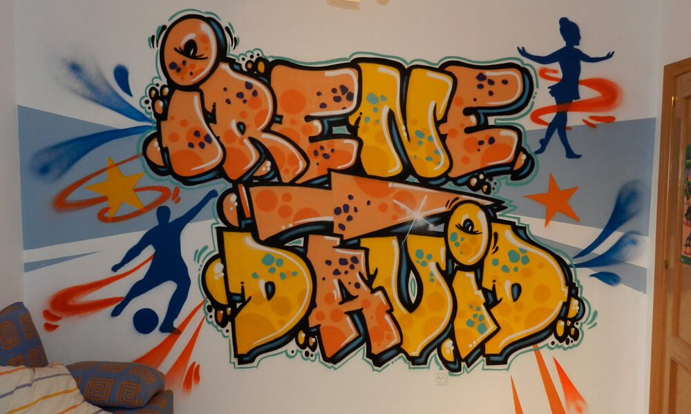 graffiti-con-nombres-en-habitacion-de-madrid Graffiti con nombres en habitación de Madrid