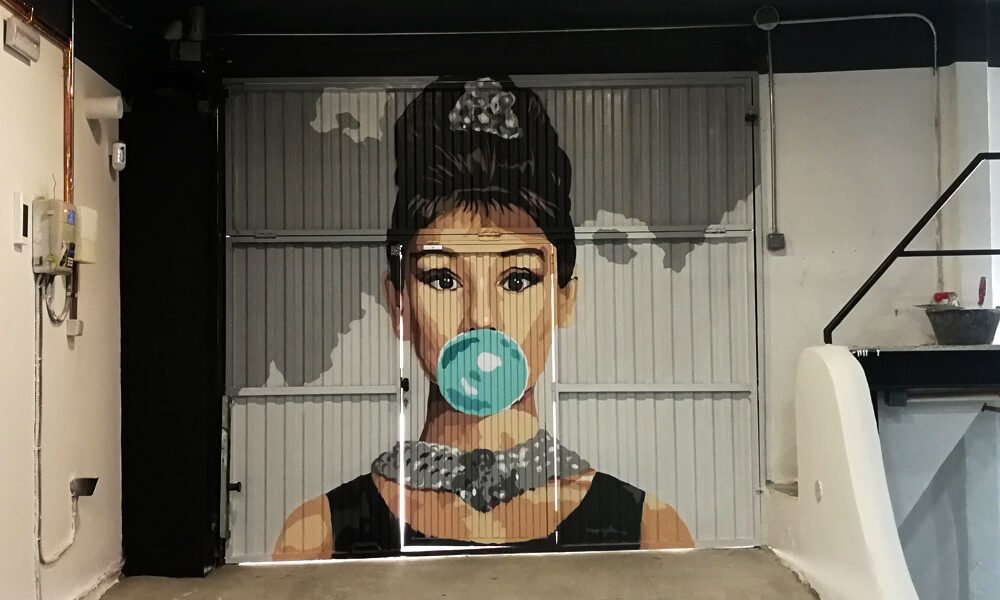 graffiti-de-audrey-hepburn-en-puerta-de-garaje Graffiti de Audrey Hepburn en puerta de garaje