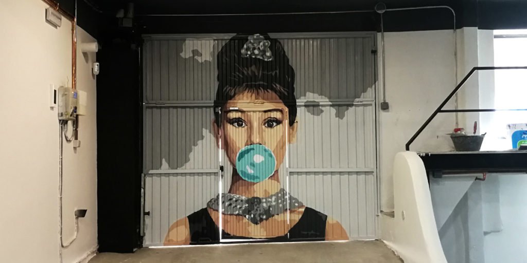 graffiti-de-audrey-hepburn-en-puerta-de-garaje Graffiti de Audrey Hepburn en puerta de garaje