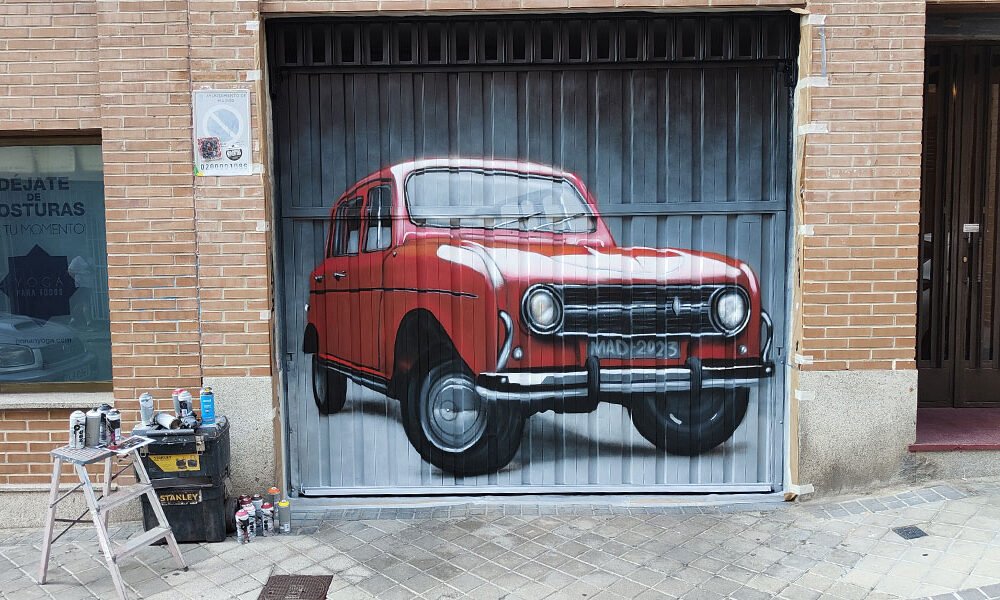 graffiti-de-coche-600-en-puerta-de-garaje Graffiti de coche rojo en puerta de garaje cerca de Atocha