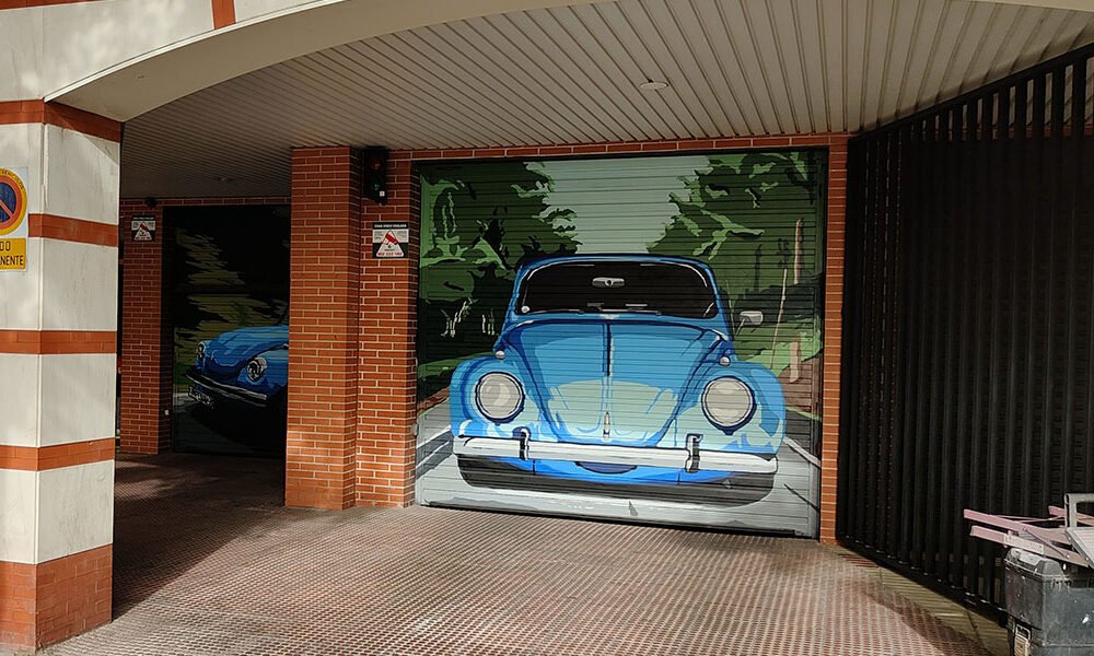graffiti-de-coche-azul-en-puerta-de-garaje Graffiti de coche en puerta de garaje en Madrid Río