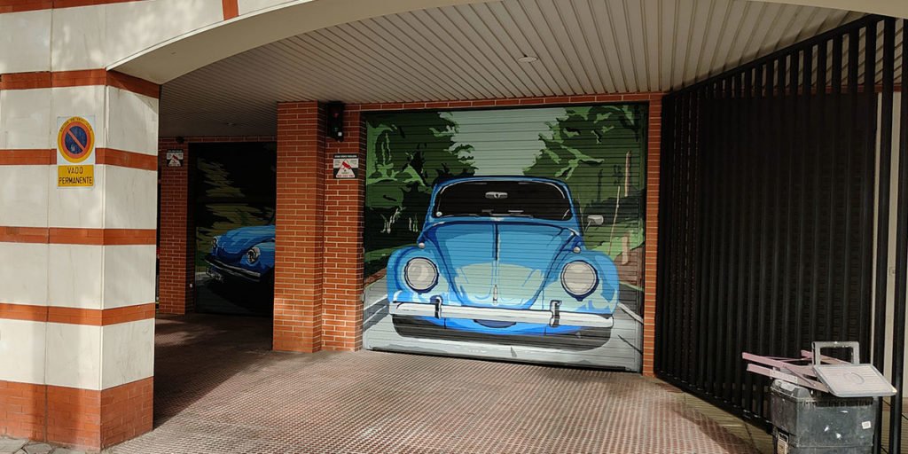 graffiti-de-coche-azul-en-puerta-de-garaje Graffiti de coche en puerta de garaje en Madrid Río