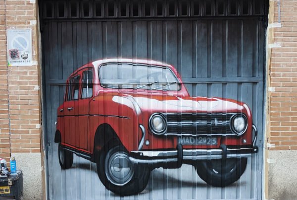 Graffiti de coche en puertas de garaje