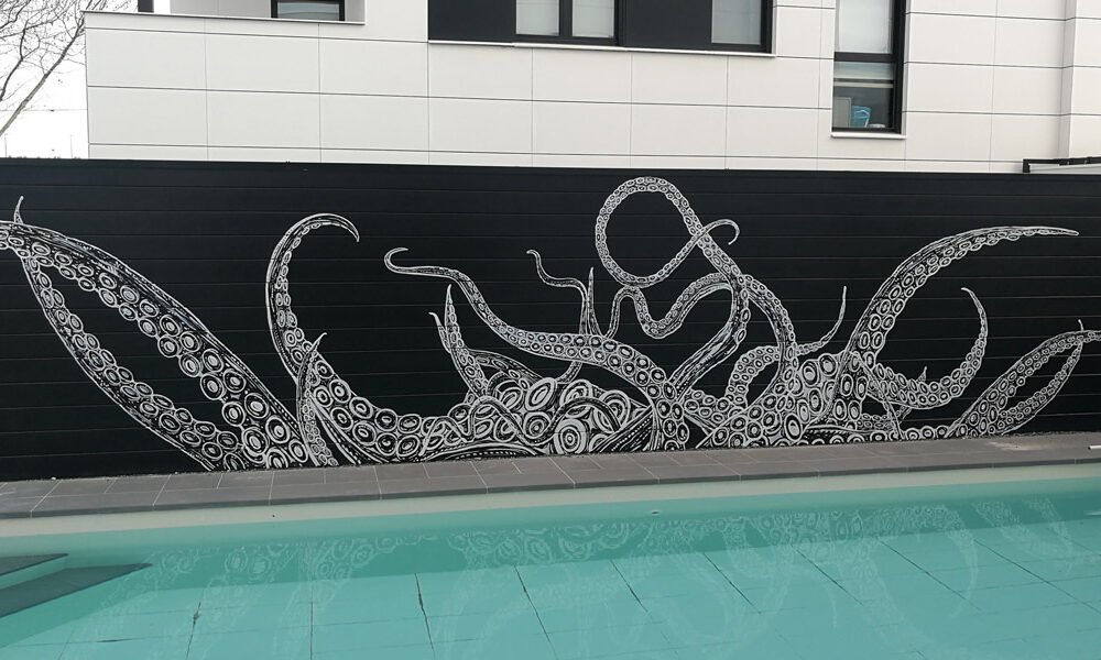 graffiti-de-kraken-en-patio-piscina Graffiti de kraken en patio de Las Rozas