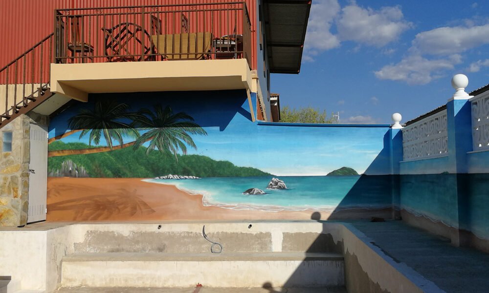 graffiti-de-paisaje-de-playa-en-piscina Graffiti de paisaje de playa en patio con piscina