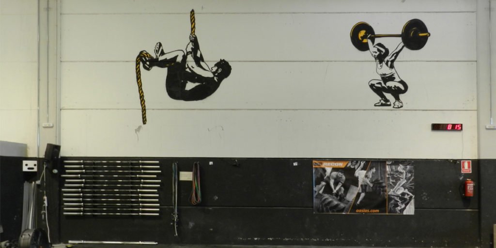 graffiti-en-box-de-crossfit-de-siluetas Graffiti en Box de CrossFit con siluetas