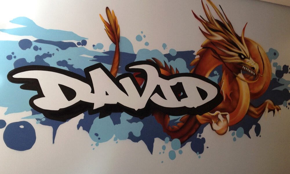 graffiti-en-habitacion-con-nombre-y-dragon Graffiti en habitación con nombre y dragón
