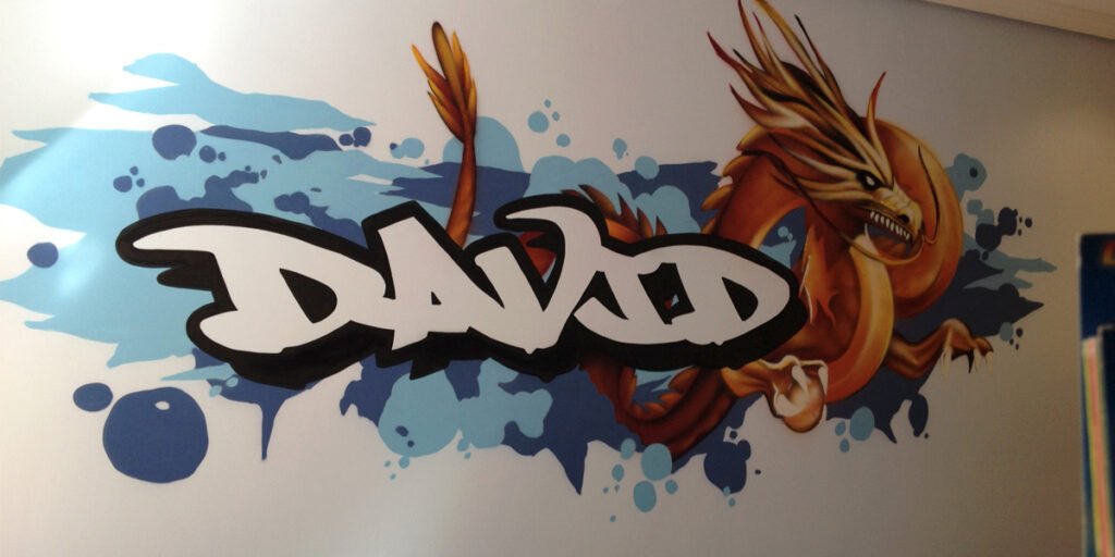 Graffiti en habitación con nombre y dragón