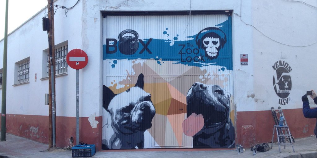 Graffiti en puerta de Box de Crossfit en Madrid