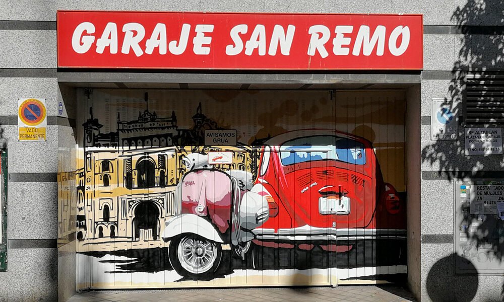graffiti-en-puerta-de-garaje-con-coche-moto Graffiti en puerta de garaje con coche y moto
