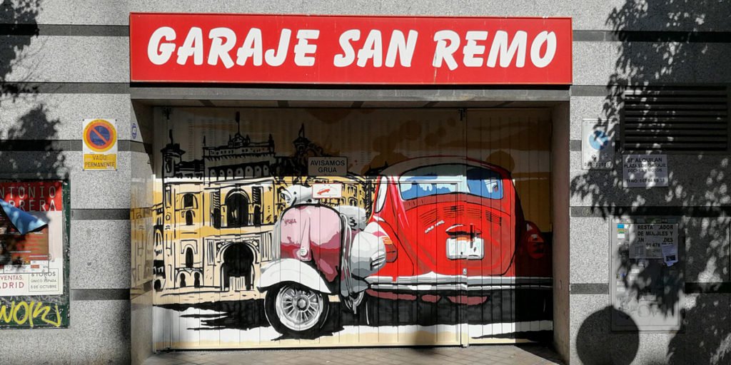 graffiti-en-puerta-de-garaje-con-coche-moto Graffiti en puerta de garaje con coche y moto