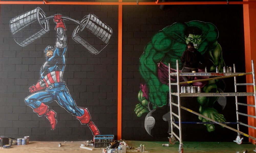 graffitis-de-capitan-america-y-hulk-en-box-de-crossfit Pintando graffitis en gimnasio de Galicia