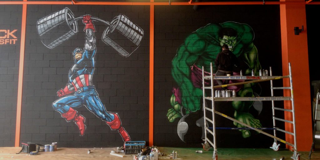 graffitis-de-capitan-america-y-hulk-en-box-de-crossfit Pintando graffitis en gimnasio de Galicia