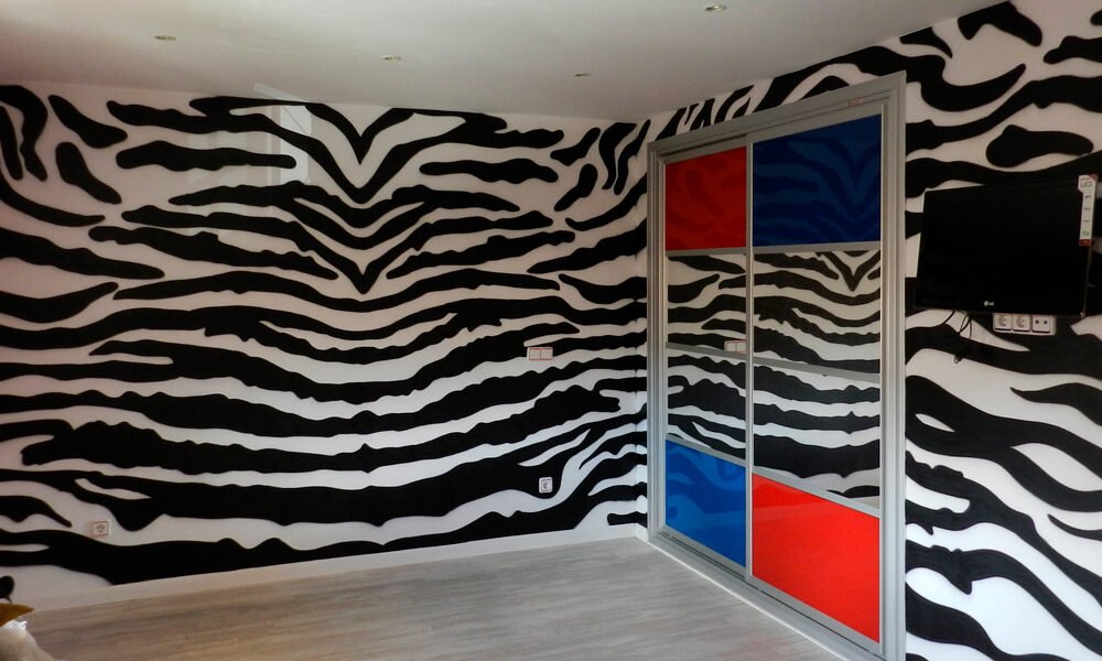 Mural con estampado de cebra en habitación