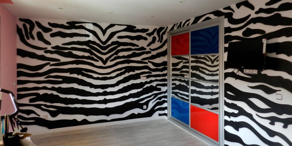 mural-con-estampado-de-cebra-en-habitacion Mural con estampado de cebra en habitación