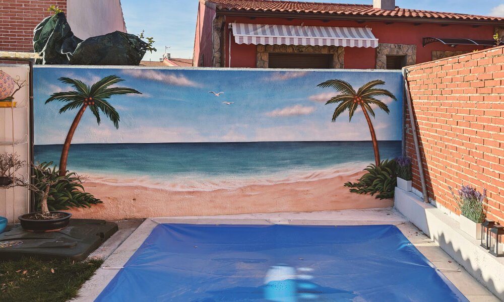 mural-con-paisaje-de-playa-en-patio-con-piscina Mural con paisaje de playa en patio con piscina