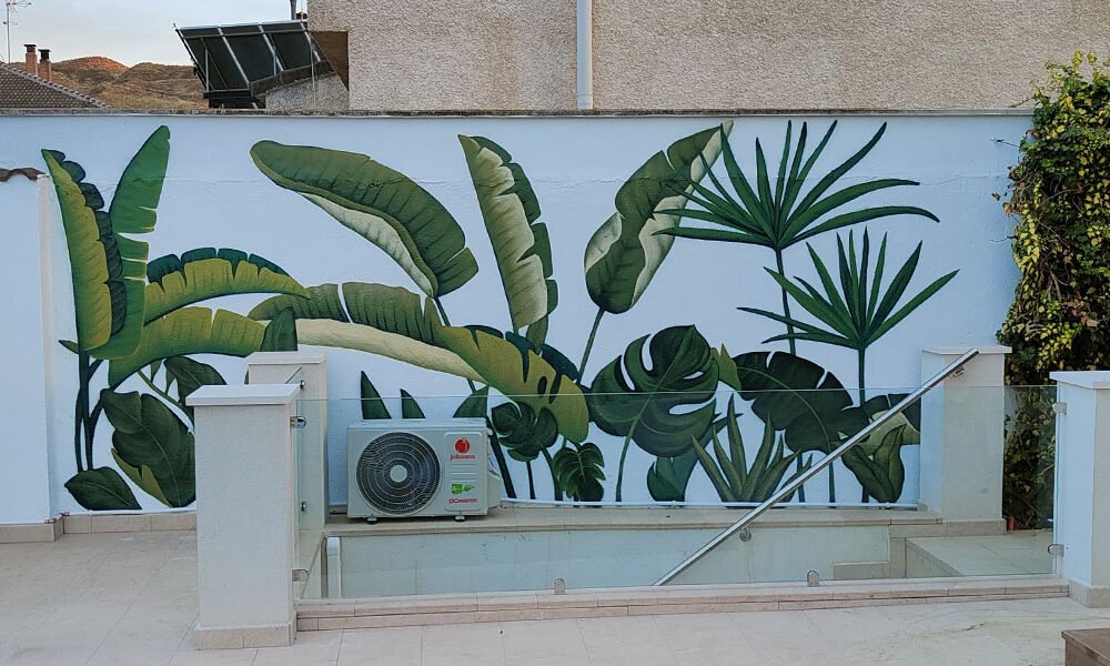 mural-con-plantas-en-patio-de-madrid Mural pintado con plantas en patio de Madrid