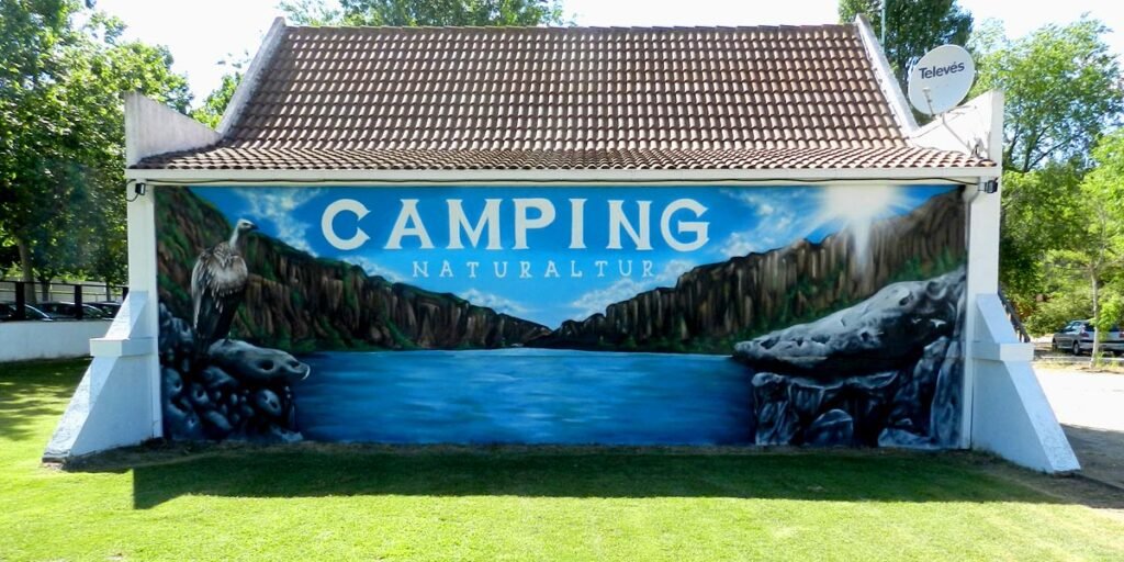 mural-en-fachada-de-camping-de-segovia Mural en fachada de camping de Segovia