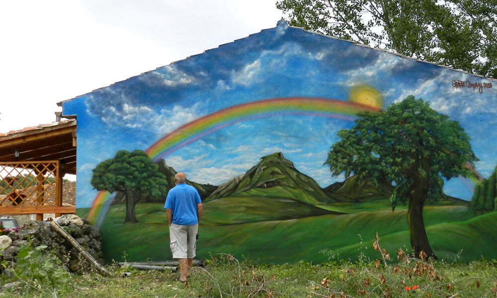 paisaje-de-montana-con-arcoiris-en-fachada Graffiti mural con arcoiris en fachada