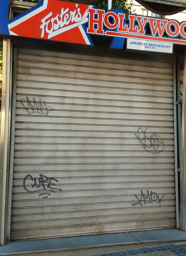 Primer paso para realizar un graffiti en una persiana de negocio