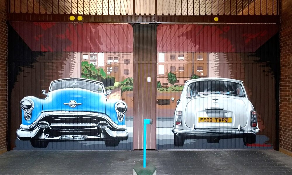 graffiti-en-puerta-de-garaje-con-dos-coches-en-madrid graffiti-en-puerta-de-garaje-con-dos-coches-en-madrid