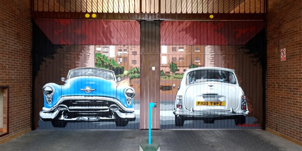 graffiti-en-puerta-de-garaje-con-dos-coches-en-madrid