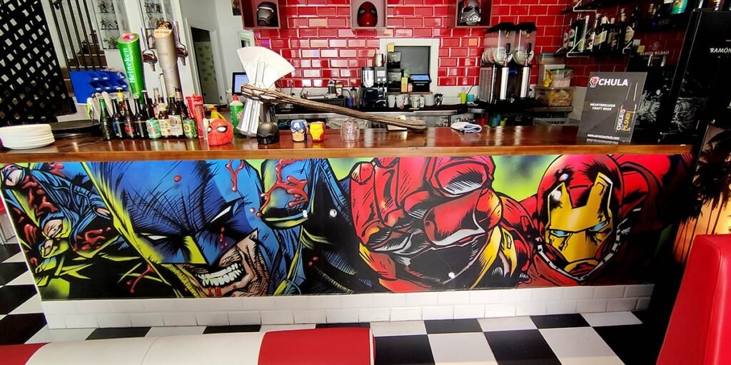 graffiti-de-superheroes-en-mostrador-de-restaurante Graffiti de superhéroes en barra de restaurante
