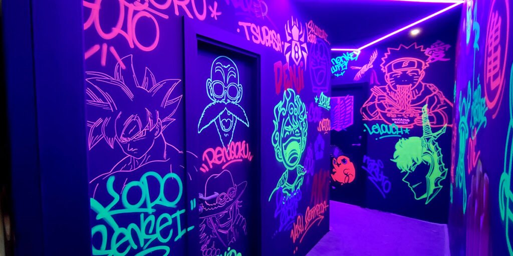graffiti-fluorescente-de-anime-en-restaurante-japones Graffiti fluorescente de anime en restaurante japonés
